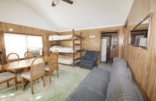Morehead City Cabin | East Lodge - Group Friendly! Free Wifi and Cable TV included