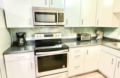 Boynton Beach Apartment | (East of US1) Walk to the Beach! (0.7 mile to beach)
