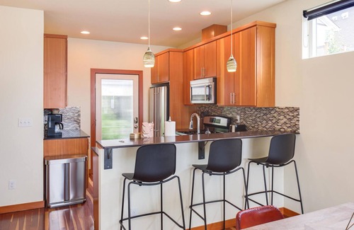 East Queen Anne Apartment | East Queen Anne 3BR near Iconic Seattle Sites