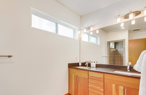 East Queen Anne Apartment | East Queen Anne 3BR near Iconic Seattle Sites