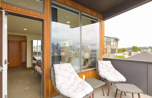 East Queen Anne Apartment | East Queen Anne 3BR near Iconic Seattle Sites