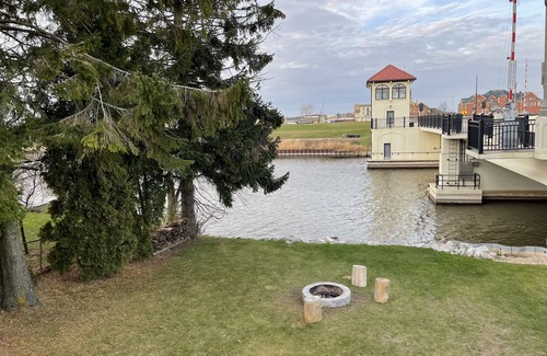 Two Rivers House | East River Retreat, WATERFRONT+ Fire Pit+Pet friendly