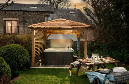 Widegates House | East Trenean Farm Cottages -4 Luxury Cornish Cottages sleeping 20 with hot tubs, private gardens, rural views and EV facilities