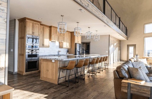 Ashton Cabin | East Ultimate Retreat- 1 hr to Yellowstone- Hot tub+Theater+Pool Table+Air Hocke