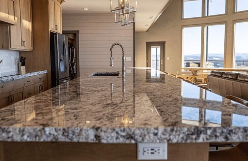 Ashton Cabin | East Ultimate Retreat- 1 hr to Yellowstone- Hot tub+Theater+Pool Table+Air Hocke