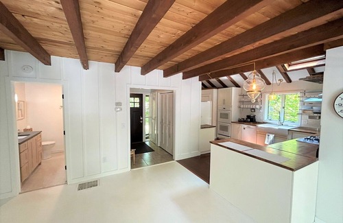 Grantham House | Eastman Home with Hot Tub!