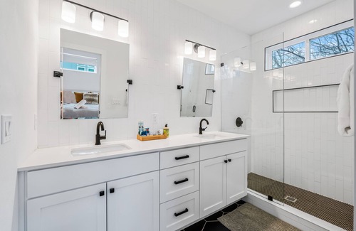 Johnston Terrace House | Eastside FUN Nearby | Sparkling Clean | Hike/Bike Trail Access Via Backyard