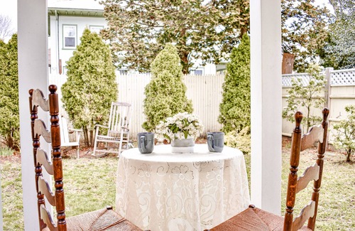 Pawtucket House | Easy access elegance! Minutes to Providence, Colleges and history.