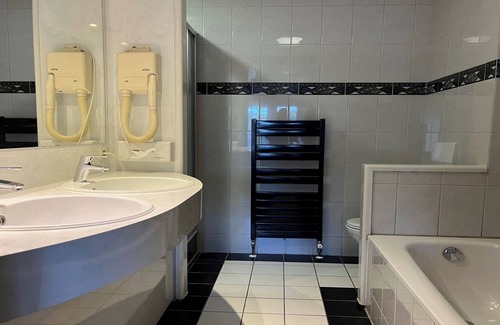 Bruggenmors Hotel | Easy-Access Home With Free Parking — With Easy Access To Walking Trails