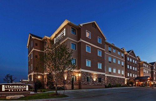 Fossil Creek Apartment | Easy Access to Convention Center | Outdoor Pool + Free Breakfast