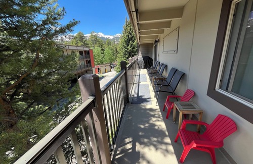 Warrior's Mark Condo | Easy access to skiing & downtown Breck. Pool + hot tub. Family friendly.