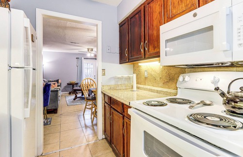 Decatur Apartment | Easy ATL Access: Suburban Home Base w/Patio