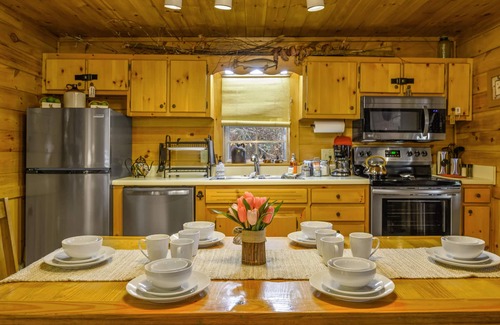 Blue Ridge Cabin | 🌲Easy Paved Access🔥Fireplace❤️Great Privacy🏞️Across River🎇NearDowntown🙂