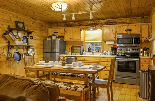 Blue Ridge Cabin | 🌲Easy Paved Access🔥Fireplace❤️Great Privacy🏞️Across River🎇NearDowntown🙂