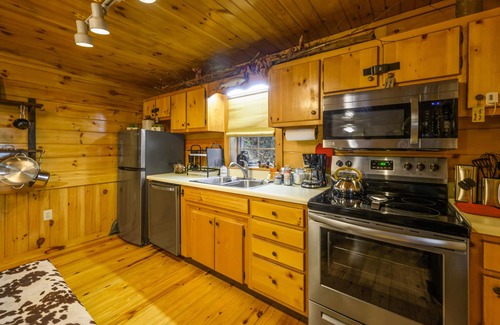 Blue Ridge Cabin | 🌲Easy Paved Access🔥Fireplace❤️Great Privacy🏞️Across River🎇NearDowntown🙂