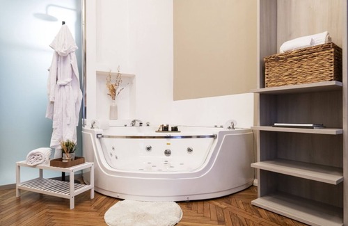 Central Station Apartment | Easylife-Sophisticated with Jacuzzi in Centrale