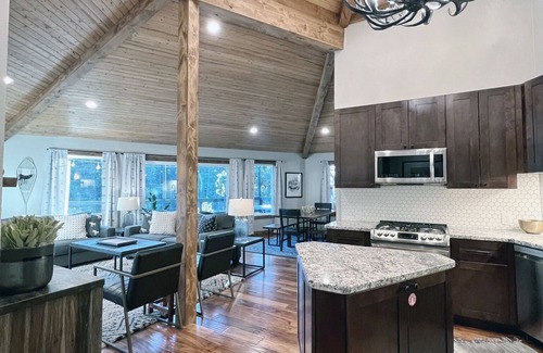 South Shore Cabin | Echo Summit Cabin: Family Friendly - Modern - Hot Tub - 1 Mile to Ski Sierra!