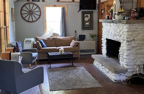 Malletts Bay Cabin | ECLIPSE WEEKEND! On the causeway!