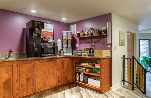 Cherokee Hotel | Econo Lodge Cherokee Near River Park