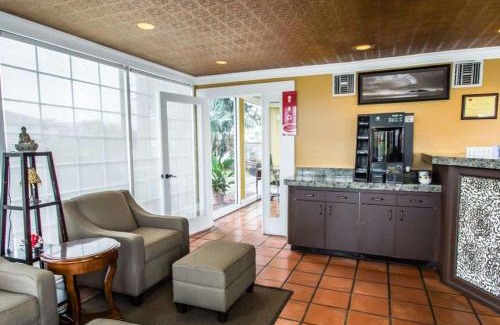 Cocoa Beach Cabin | Econo Lodge Cocoa Beach - near the Port