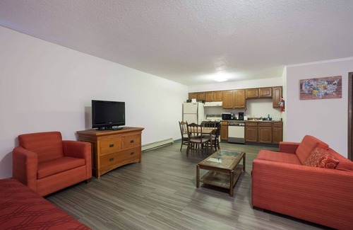 Escanaba Hotel | Econo Lodge Inn & Suites Escanaba North