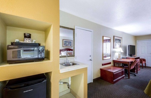 Eagle Pass Hotel | Econo Lodge Inn & Suites Eagle Pass