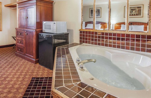 Madras Hotel | Econo Lodge Inn & Suites Madras