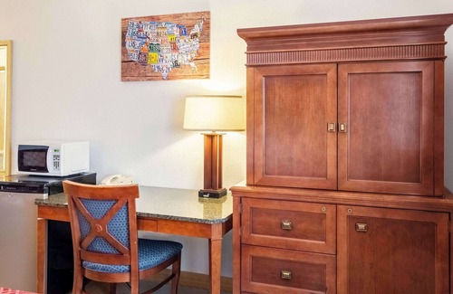 Madras Hotel | Econo Lodge Inn & Suites Madras