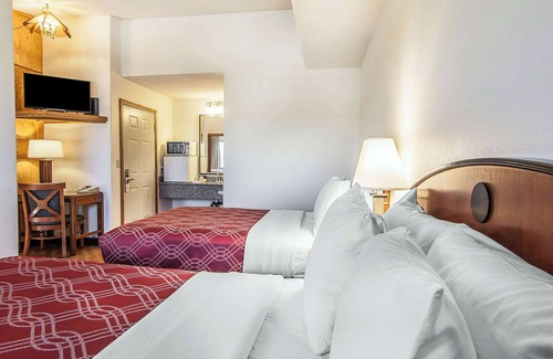 Madras Hotel | Econo Lodge Inn & Suites Madras