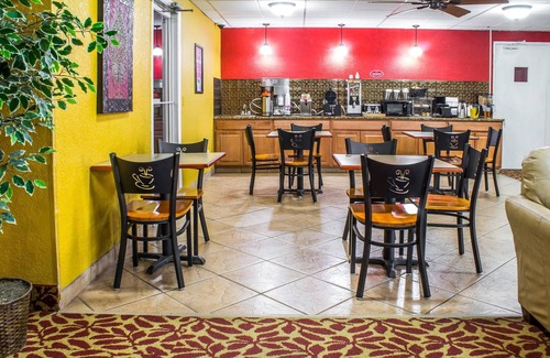 Walnut Hotel | Econo Lodge Inn & Suites Walnut