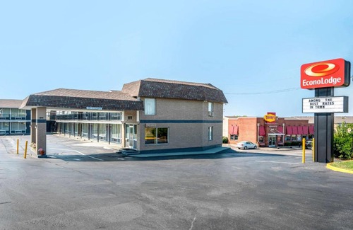 Rolla Cabin | Econo Lodge near Missouri University of Science and Technology