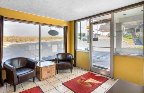 Rolla Cabin | Econo Lodge near Missouri University of Science and Technology