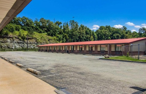 South Hills Cabin | Econo Lodge Pittsburgh I-79