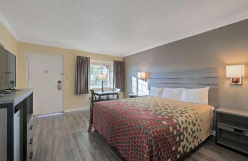 Woodland Cabin | Econo Lodge Woodland near I-5