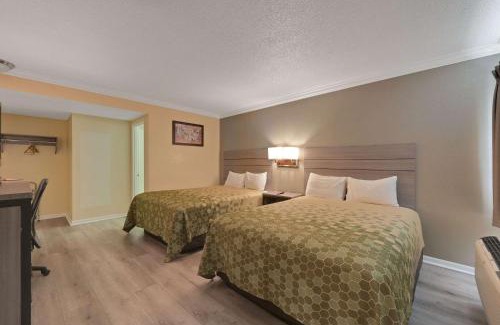 Woodland Cabin | Econo Lodge Woodland near I-5