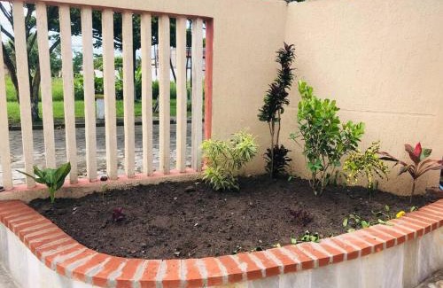 Mongagua Apartment | Edícula/Casa de hóspedes: 3 dorms 3 banheiros, piscina 7x5, churrasqueira, 150m do mar