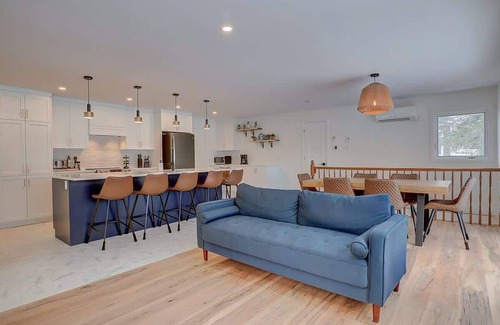 Stanstead Township Ski Chalet | Edge of Lake Lac Lovering - Spa - Leïlo