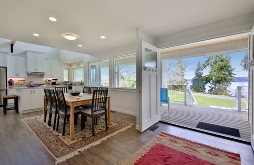 Langley House | Edgecliff Getaway - Walk to Langley; ping pong; water view; large porch and yard