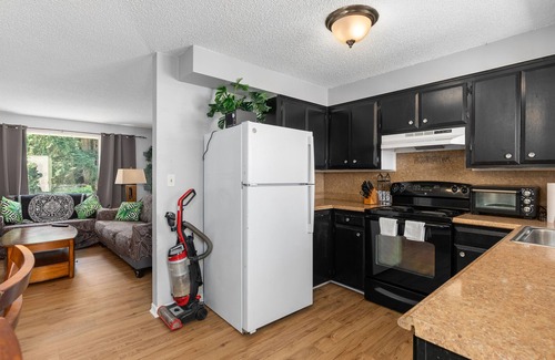 Edgewood Apartment | Edgewood Jungle Vibs Own unit A