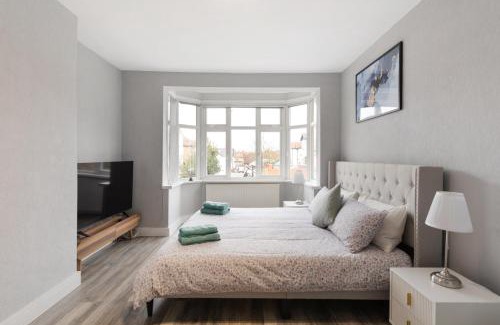 Brent Apartment | Edgware Oasis: Modern Haven near Tube & Park