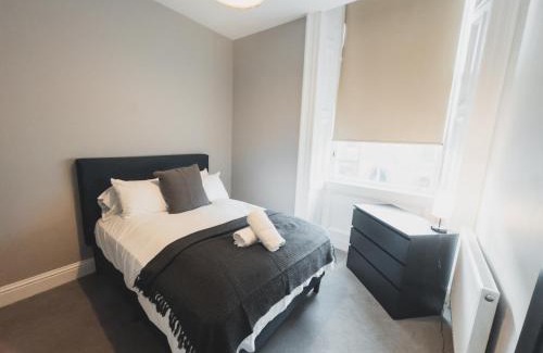 Old Town Apartment | Edinburgh Castle Suite