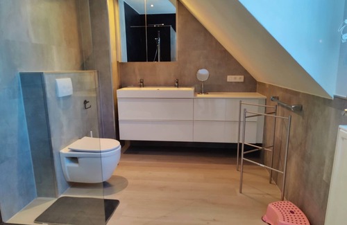 Tongeren House | Een Leuke Locatie om tot Rust te Komen, 3 Slaapkamers, Veranda, Ruime Tuin,
