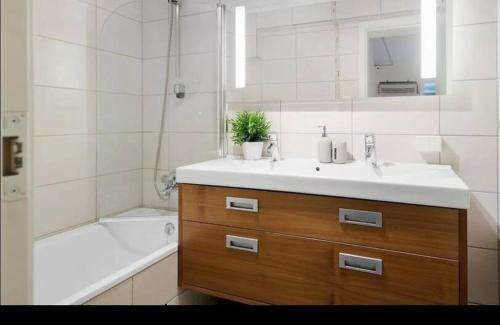 Hundhammeren Apartment | Eget rom og bad med delt kjøkken, 15 minutter fra Trondheim