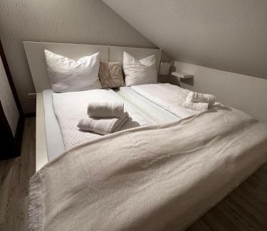 Region Hannover District Apartment | einfachHEIMISCH - Dachstübchen - DARTS - NETFLIX - BAR