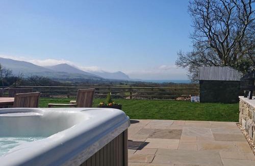 Llanllyfni House | Eithinog Ganol