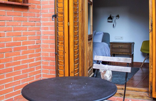 Old Town Apartment | El 8 de Serranos bottom house with garage