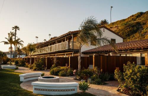 Capistrano Beach Hotel | El Caminante Bar & Bungalows