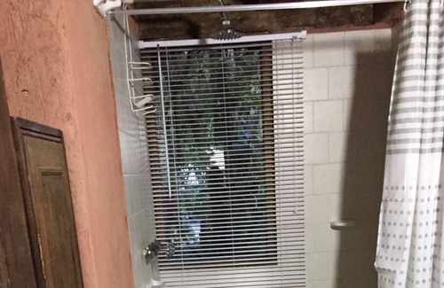 Macheta Cottage | El Cobijo offers accommodation with free WiFi, a barbecue, a garden, and parking