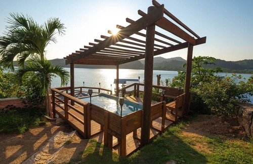 Jonesville Villa | El Palacio Rosa on Blue Lagoon 3Br Beachfront