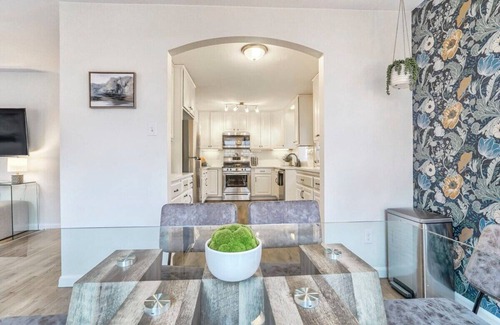 Broadmoor House | El Sereno Ascent! Pet-Friendly Executive Home